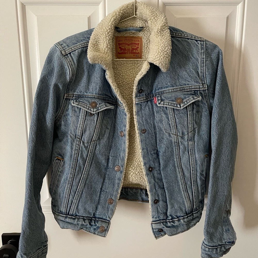 Levi’s jean jacket w fleece lining. Women’s x-small
